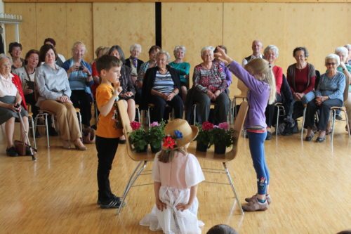 Die Kinder spielen “den Rauchfangkehrer“ vor (© Foto: Biethan Carmen)