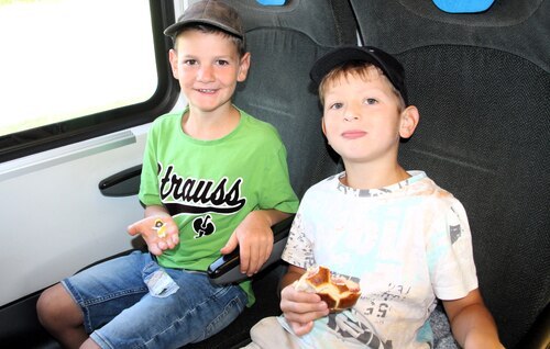 David und Florian mit der Jesusfigur im Zug (C) Brigitte Weber