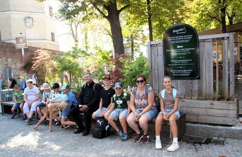 Erstes Rasten auf dem Schloßberg (C) Brigitte Weber