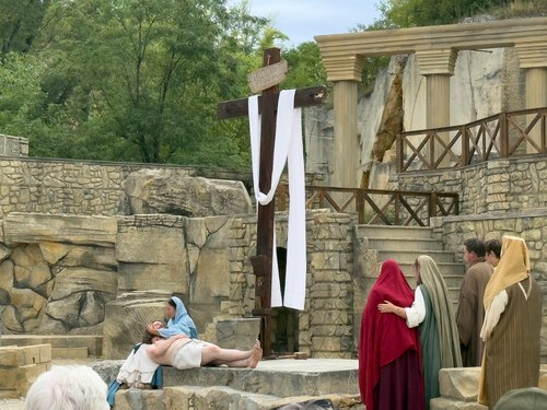 Jesus wird vom vom Kreuz genommen und in den Schoß seiner Mutter gelegt. (Foto: © PAss. Peter Artl)