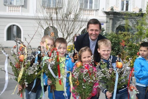 Die bunten Palmbuschen wurden auch von Bischofsvikar Peter Allmaier bestaunt. (© Foto: Stadtpastoral)