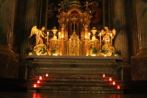 Mit Kerzen stimmungsvoll beleuchtet: die Klagenfurter Domkirche. (© Foto: Dompfarre)