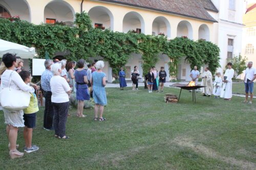 Der Wortgottesdienst wurde im Stiftshof gefeiert (Foto:© Jessica Weyrer, KJ) Der Wortgottesdienst wurde im Stiftshof gefeiert (Foto:© Jessica Weyrer, KJ)