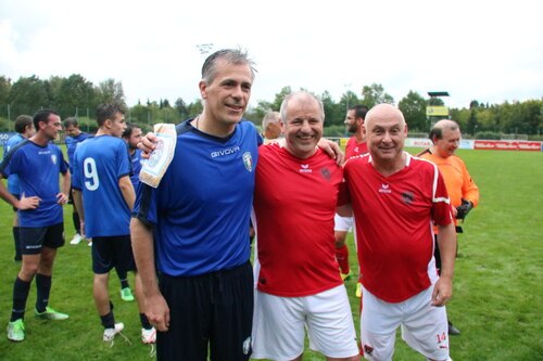 Marjan Plohl durfte bei seinem “Heimspiel“ die österreichischen Priester als Kapitän aufs Feld führen. Am Bild gemeinsam mit Pasovale Fracasso (li) und Zdravko Gašparić (re). (Bild: Auer/DSG Kärnten) Marjan Plohl durfte bei seinem “Heimspiel“ die österreichischen Priester als Kapitän aufs Feld führen. Am Bild gemeinsam mit Pasovale Fracasso (li) und Zdravko Gašparić (re). (Bild: Auer/DSG Kärnten)