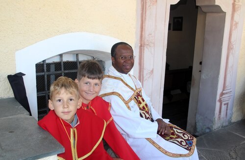 Dr. Francis Ezinwa mit den Ministranten Simon und Nikolaus (C) Brigitte Weber