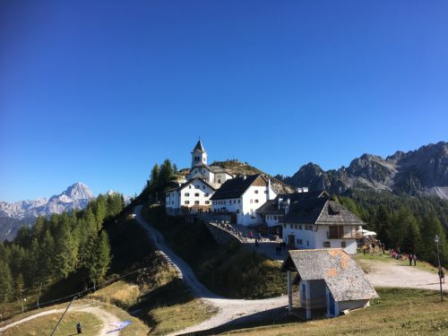 Strahlender Sonnenschein auf dem Monte Lussari (Stadtpastoral)