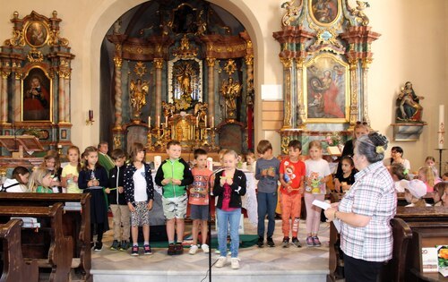 Kinder der 2. Klasse mit Lorena aus der Kleinklasse (C) Klaudia Fercher