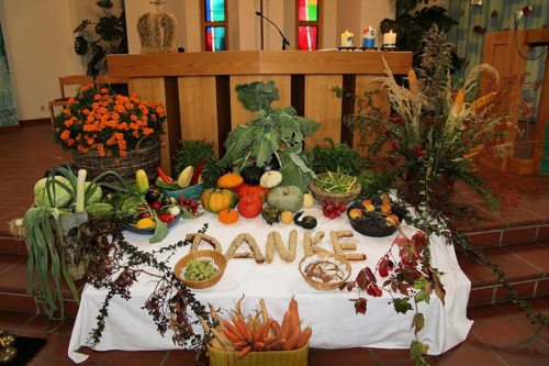 Erntegaben vor dem Altar der Don Boscokirche (© Foto: Kath. Gemeindezentrum Klagenfurt-Don Bosco)