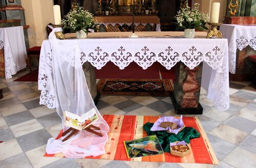 Brot und Fisch - vor dem Altar (C) Brigitte Weber Brot und Fisch - vor dem Altar (C) Brigitte Weber
