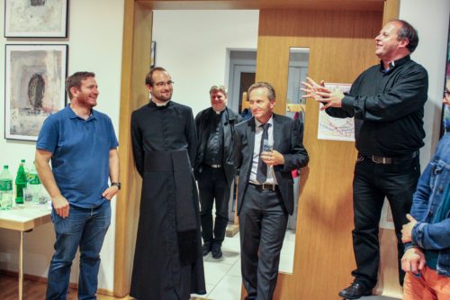 anschließendes Zusammensein und Begegnung im Pfarrsaal anschließendes Zusammensein und Begegnung im Pfarrsaal