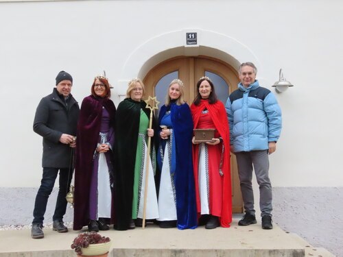Mit neuen königlichen Kleidern auf den Weg machen • V novih oblekah in pod dobro zvezdo na pot (Foto • Slika: Pfarrarchiv Schwabegg • Farni arhiv Žvabek)