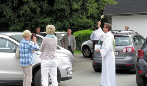 Diakon Michael Ebner (hier am Kirchenplatz) und Provisor Marcin Mrawczynski segneten die Fahrzeuge der Kirchenbesucher. (Bild: PSt).