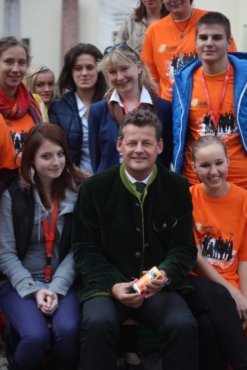 Bürgermeister  Christian Scheider mit Jugendlichen  (© Foto: Katholische Jugend Kärnten)