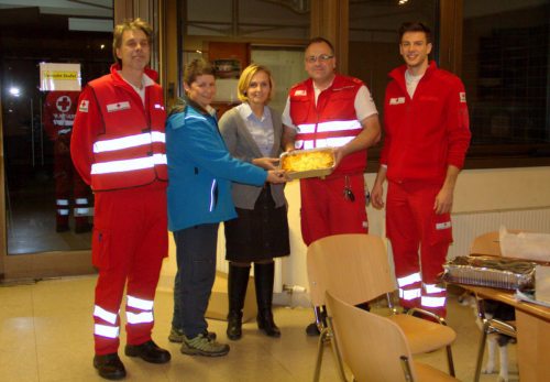 Dienstführender Daniel Guschelbauer mit ea. Mitarbeitern und dem Team des Referates für Trauerpastoral (© Foto: A. Lehner)