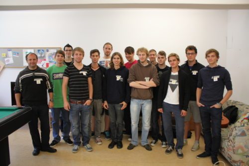 Die Zivildiener der Katholischen Jugend mit Diözesanjugendseelsorger Gerhard Simonitti (© Foto: Katholische Jugend)