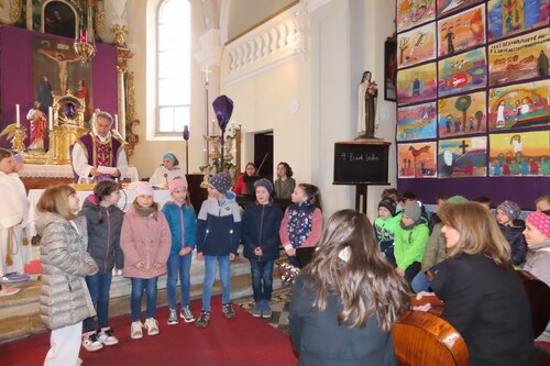 Die heurigen Erstkommunionkinder vor dem gemeinsamen Lied • Letošnji prvoobhajanci (Foto: Pfarrarchiv Schwabegg- Žvabek)