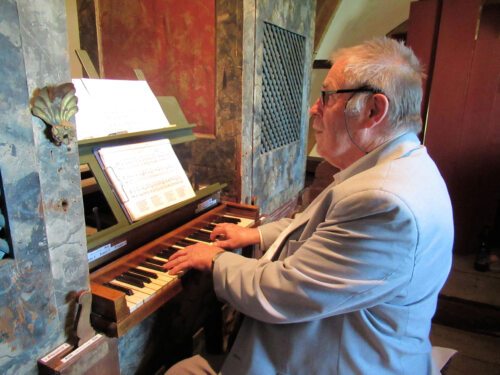 Organist Hermann Fritz an der St. Stefaner Orgel. (Bild: PSt).