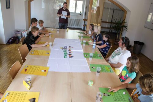 Bei der “Maquila-Bar“ lernten die Kinder spielerisch, die unterschiedliche Kaufkraft von Leuten, die in unterschiedlichen Bedingungen leben. (Foto: © Peter -Artl) Bei der “Maquila-Bar“ lernten die Kinder spielerisch, die unterschiedliche Kaufkraft von Leuten, die in unterschiedlichen Bedingungen leben. (Foto: © Peter -Artl)