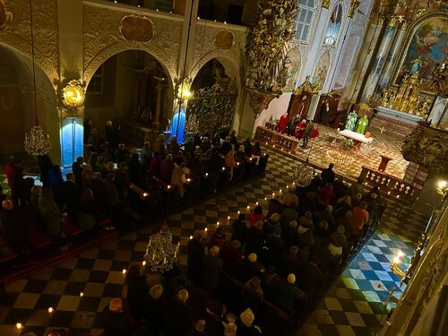 Besondere Stimmung beim “Gottesdienst für Verliebte“ im Dom. (Foto: Stadtpastoral/Binder)