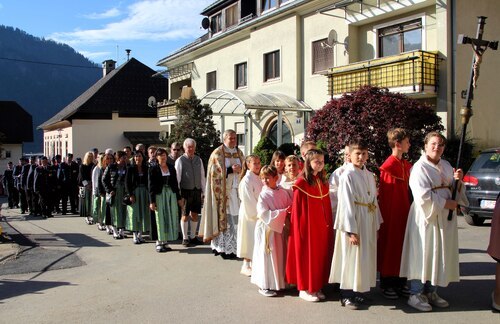 Prozession zur Kirche (C) Brigitte Weber