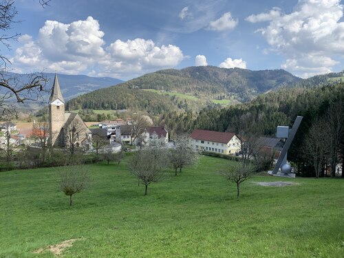 Pfarrkirche Neuhaus und Zwischenturm • Farna cerkev Suha in Vmesni stolp (Foto: Pfarrarchiv Neuhaus- Suha)