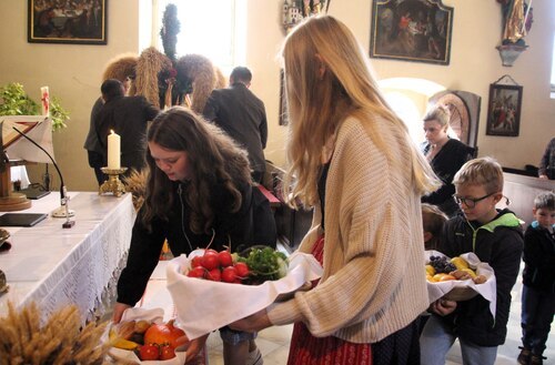 Kinder bringen die Gabenkörbe in die Kirche (C) Brigitte Weber