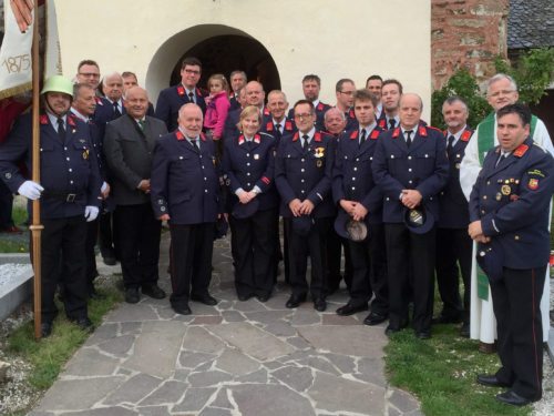 Vertreter aller Maria Saaler Feuerwehren mit Bgm Schmidt und Pfarrer Donko vor der Karnburger Kirche (© Foto: Steiner Karsten)