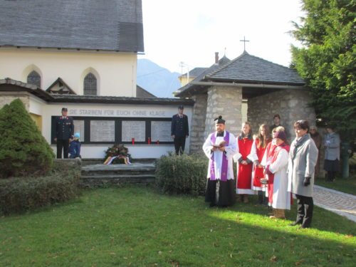 Gebet beim Kriegerdenkmal St. Stefan zu Allerheiligen. (© Foto: Peter Sternig)