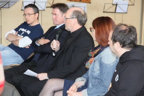 Vertreter der Katholischen Kirche hören der Jugend zu (© Foto: Peter Artl, Katholische Jugend Kärnten)