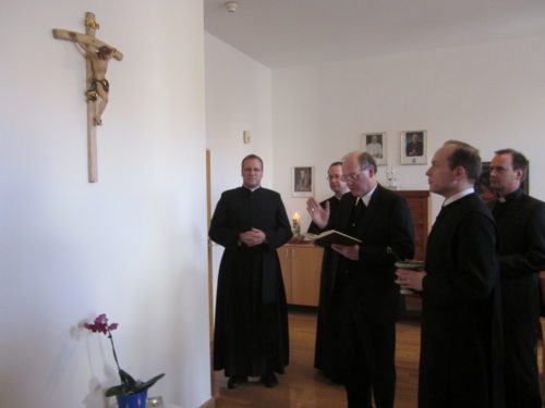 Kreuzsegnung im neuen Gemeinschaftsraum des Grazer Priesterseminars (© Foto: Alexander Samitsch)