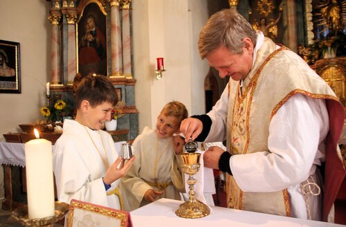 Simon und Nikolaus mit Provisor Wege bei der Gabenbereitung (C) Brigitte Weber