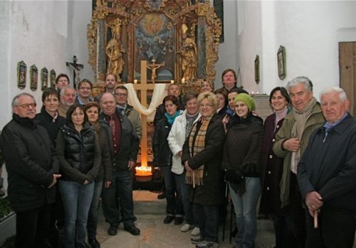 Die Kandidaten der Pfarrgemeinderatswahl nach dem Kreuzweg in der Burgkirche. (© Foto: Karlheinz Thaller) Die Kandidaten der Pfarrgemeinderatswahl nach dem Kreuzweg in der Burgkirche. (© Foto: Karlheinz Thaller)