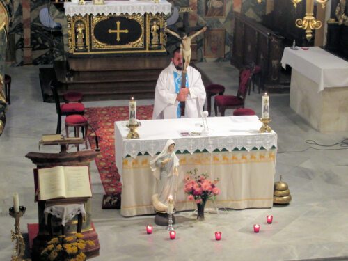 Medjugorje-Andacht im Sept. 2020: Segen mit dem Kreuz. Medjugorje-Andacht im Sept. 2020: Segen mit dem Kreuz.