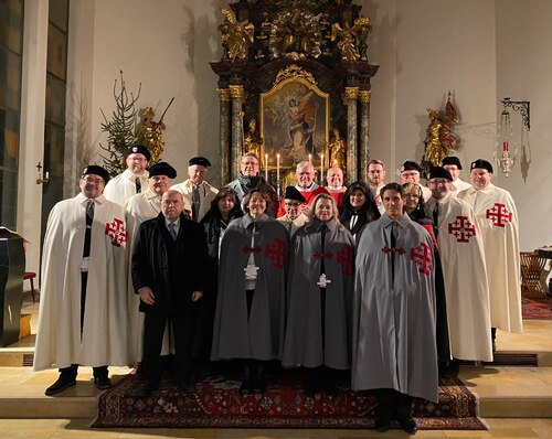 Gleich drei neue Kandidaten wurden im Rahmen des weihnachtlichen Festkapitels ernannt. © Foto: Komturei Klagenfurt