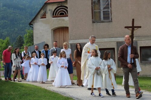 Einzug der Erstkommunionkinder mit ihren Taufpatinnen und Taufpaten • Slovesen sprevod prvoobhajancev in krstnih botrov (Foto: Pfarrarchiv Schwabegg- Žvabek)