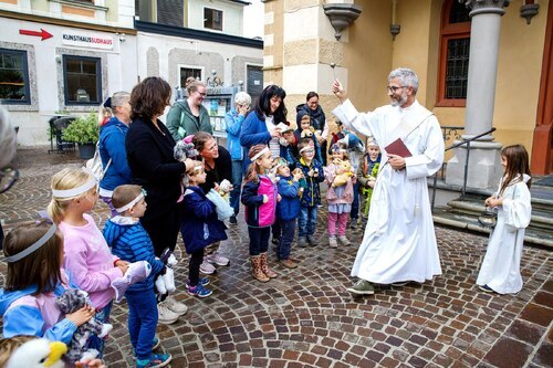 Tiersegnung am Nikolaiplatz<br />
Foto: Georg Brandstätter Tiersegnung am Nikolaiplatz<br />
Foto: Georg Brandstätter