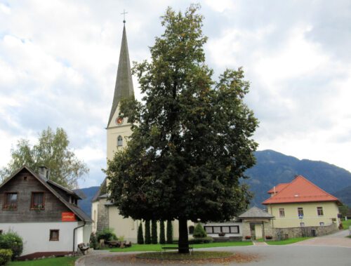 Kirchenplatz St. Stefan - mit Pfarrkirche, Pfarramt (rechts), Kriegerdenkmal und Dorflinde. (Bild: PSt).