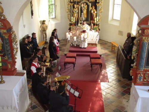 Die Kirchtagsmesse haben Matschiedler Mädchen und Burschen sowie eine Bläsergruppe der Trachtenkapelle mitgestaltet. (Bild: PSt.).