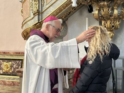 Pepelnični križ podeljujejo pri bogoslužjih. V Celovcu podeljujejo blagoslov tudi z akcijo “Ashes to go“. Slika: Škofijski tiskovni urad/Eggenberger
