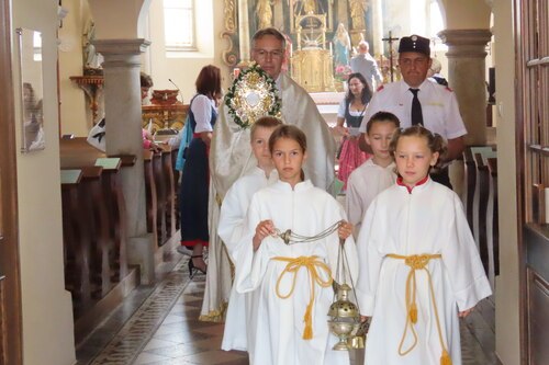 Beginn der Kirchtagsprozession in der Pfarrkirche Schwabegg • Začetek žegnanjske procesije v farni cerkvi v Žvabeku (Foto: Pfarrarchiv Schwabegg- Žvabek)