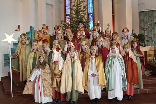 Ein Teil der SternsingerInnen beim Gottesdienst (© Foto: Kath. Gemeindezentrum Klagenfurt-Don Bosco)