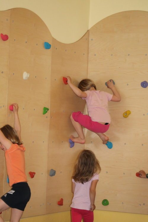 Spaß auf der neuen Kletterwand (© Foto: Biethan Carmen)