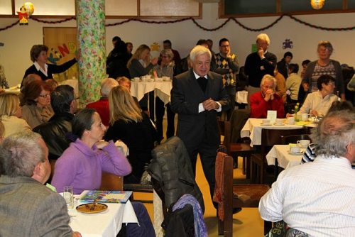 P. Miggisch begrüßte die Teilnehmer am großen Pfarrcafe. (© Foto: Kath. Gemeindezentrum Klagenfurt-Don Bosco)