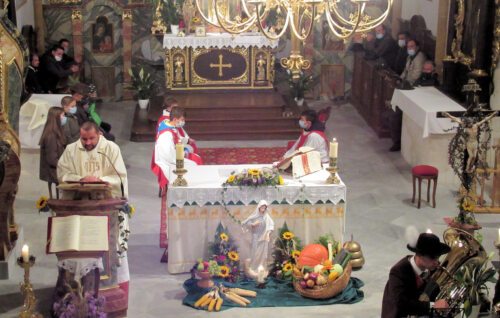 Im Altarraum nahmen auch die Mitglieder der Jägerschaft St. Stefan Platz. (Bild: PSt).