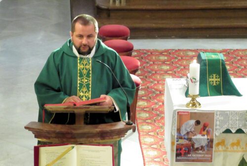 Pfarrer Martin rief dazu auf, die missio-Aktion zu unterstützen. Am Volksaltar: Missionskerze und Plakat. (Bild: PSt.)