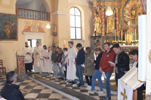 Unserer Firmlinge nach der Überreichung der Firmkarten (© Foto: Pfarre Maria Rain)