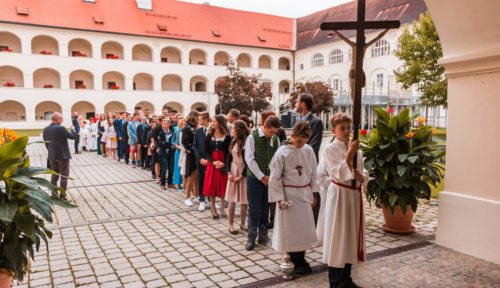 Einzug zur Firmung (Foto: Felix Glabatsch) Einzug zur Firmung (Foto: Felix Glabatsch)