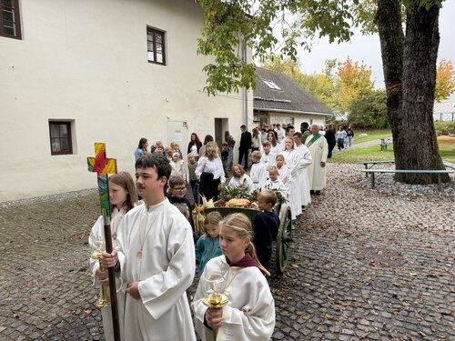 Aufstellung zum feierlichen Ernteeinzug in die Stadtpfarrkirche (Foto: PAss. Peter Artl)