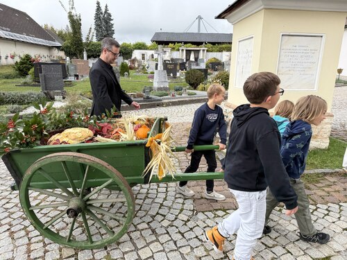 4 unserer Erstkommunionkinder zogen den Erntewagen in die Kirche (Foto: PGR Klaus Artl)