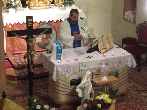 Medjugorje-Andacht in der Pfarrkirche St. Paul am 07. Nov. 2020 (beim Volksaltar die Marienstatue).